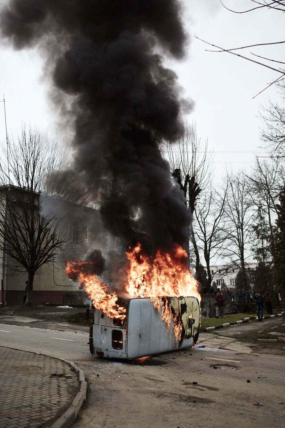 Burning Security Service of Ukraine vehicle, Kalush, February 2014